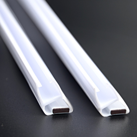 PVH04-904WM8 Магнитный уплотнительный профиль,  135° скошенный угол для стекла 8 мм, 2500мм, premium